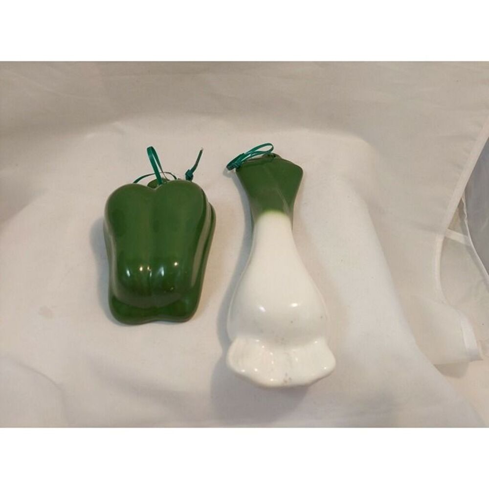 Gallery Original Vintage Set of 2 Vegetable Measuring Cups, Leek & Pepper